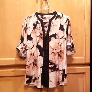 Women's Calvin Klein flowered top size Small. Fits like a Medium.